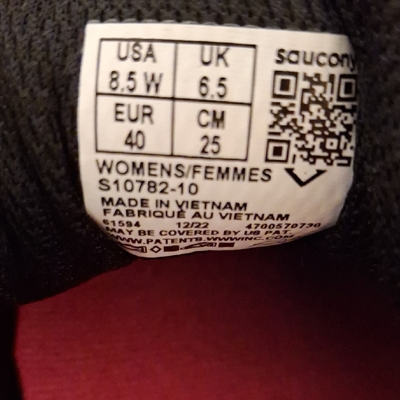 🌺Saucony Women's Black and Pink Sneakers - Picture 2 of 6